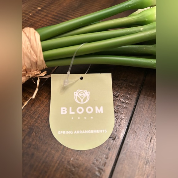 Bunch of white Lillies - Picture 5 of 6